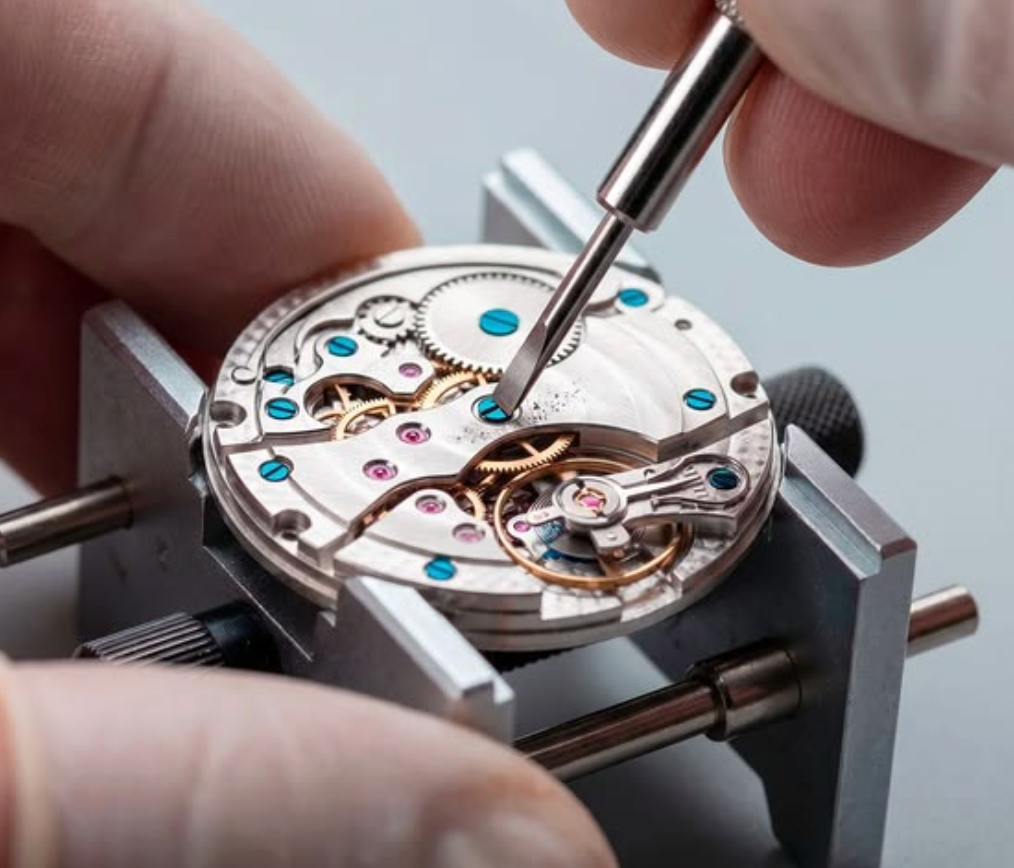 UNE MONTRE, DEUX ATTITUDES